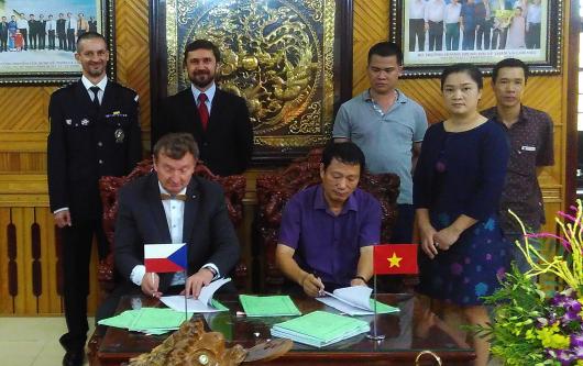 Podpis kontraktu firmy Dřevojas s vietnamským výrobcem sanitární keramiky